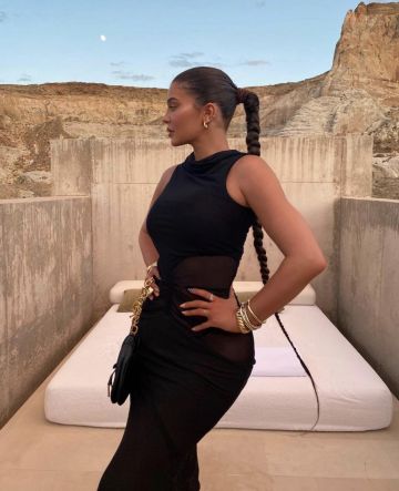 El vestido negro sin mangas de Rick Owens que lució Kylie Jenner en su cuenta de Instagram @kyliejenner