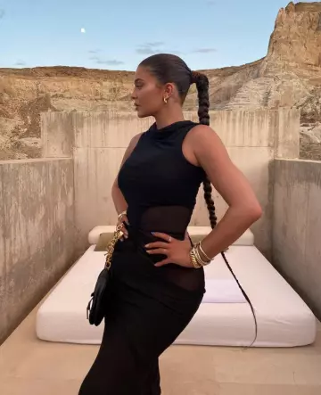 La robe noire sans manche Rick Owens portée par Kylie Jenner sur son compte Instagram @kyliejenner