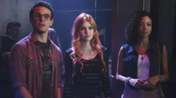 Le top noir de Clary Fray (Katherine McNamara) dans Shadowhunters S01E01