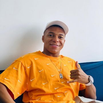 The Nike t-shirt orange worn by Kylian Mbappé on his account Instagram
