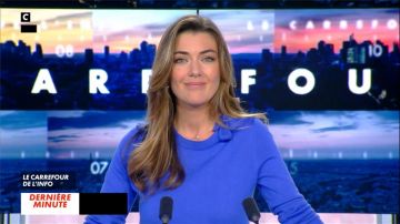 Suéter azul lavanda de Florence O'Kelly con cuello redondo en Le carrefour de l'Info de CNews el 24.07.2020