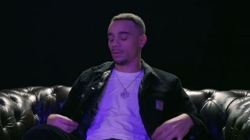 Le collier de Mister V dans son clip TUDO BEM