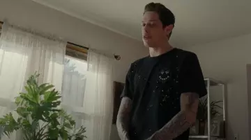 Noir t-shirt avec des diamants comme les yeux et chut que la bouche. porté par Scott Carlin (Pete Davidson) dans Le Roi de l'Île de Staten