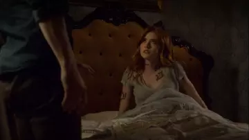 La tatouage Runes de Clary Fray (Katherine McNamara) dans la série Shadowhunters : The Mortal Instruments (S02E13)