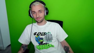 The t-shirt Ader Error Invaders Squeezie in his YouTube video I hope that you have never had these toys