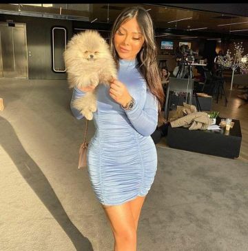 The tight-fitting dress, draped worn by Maeva Ghennam on his account Instagram @maevaghennamfann