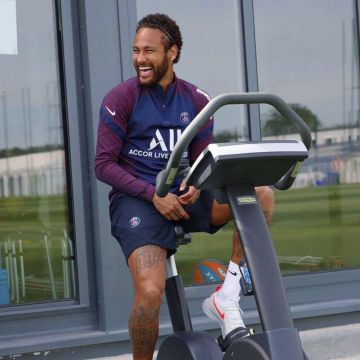 The Nike training top of the PSG carried by Neymar on his account Instagram @neymarjr 
