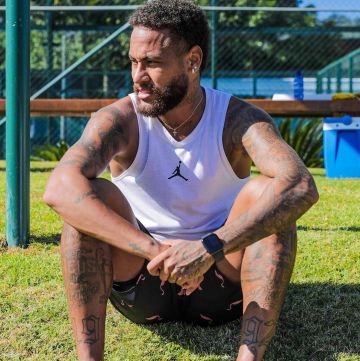 La camiseta sin mangas jordan blanc que lució Neymar en su cuenta de Instagram @neymarjr 