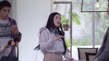 The blouse with knot black of Lupe Achával (Renata Toscano Bruzón) in Chase your dreams (S01E01)