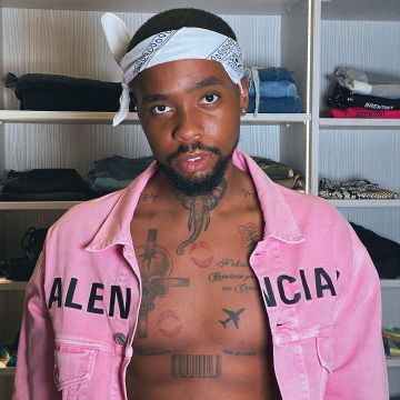 The jean jacket pink Balenciaga worn by Sisik on his account Instagram @sisikofficiel