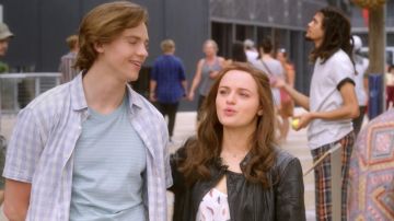 The necklace worn by Her Evans (Joey King) in The Kissing Booth 2