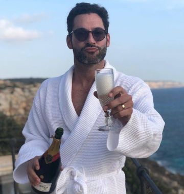 Sunglasses worn by Tom Ellis on Instagram