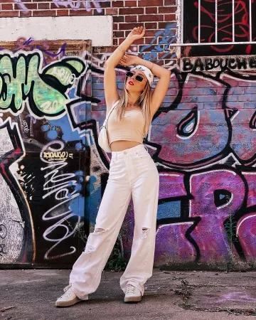 Los vaqueros blancos con agujeros que lleva Laura R en su cuenta de Instagram @laura_r