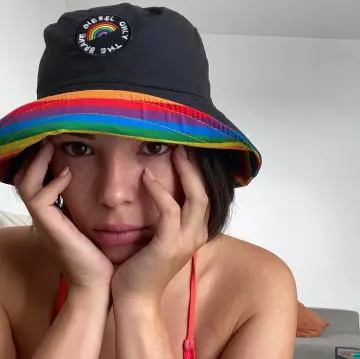 Le bob Diesel Pride Arc en Ciel-Noir porté par Agathe Auproux sur son compte Instagram @agatheauproux