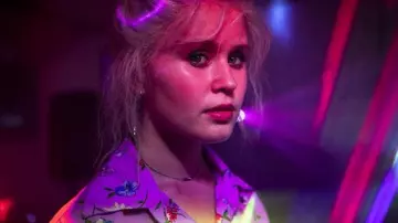 La chemise violette à fleurs colorées portée par Milla (Eliza Scanlen) dans le film Milla