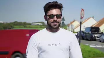 Les lunettes de soleil  portées par Zac Efron dans la série Les pieds sur Terre avec Zac Efron (Saison 1 Épisode 2)