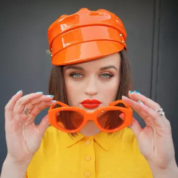 La casquette d’officier orange portée par Joey King sur le compte Instagram de @jaredengstudios 
