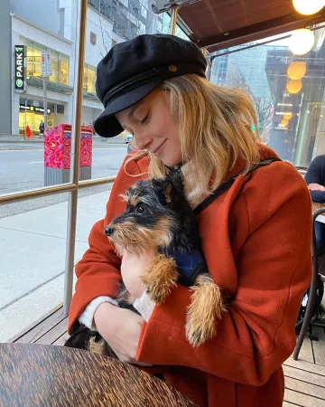 El abrigo Wilfred de Lili Reinhart en su cuenta de Instagram @lilireinhart