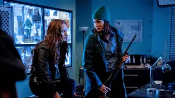 Abrigo de parka azul usado por Nicole Haught (Katherine Barrell) en Wynonna Earp (S04E01)