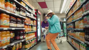 Le pantalon de survêtement Columbia porté par Lorenzo dans son clip Fonsdé Toute La Night