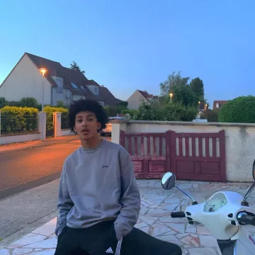 The gray sweater Schott Théodort on his account Instagram @theodortytb
