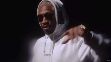 Vetements Hoodie, portés par l'Avenir dans le Rari (Chapitre 1), vidéo de musique par Octave 