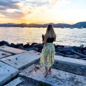 La jupe à voilage jaune Maje sur le compte Instagram de @melaniebal