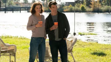 Suéter negro de Cárdigan usado por Tucker (Jerry O'Connell) en The Secret: Atrévete a soñar