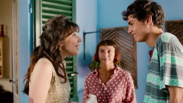 The pink blouse with white polka dots worn by Sofia (Amanda Campana) in Three meters above the sky (S01E07)