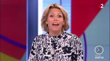 Le top col montant imprimé écru de Laura Tenoudji dans Télématin le 31.07.2020