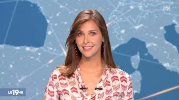 La blouse en soie, col lavallière motif fougère de Ophélie Meunier dans Le 19:45 le 30.07.2020