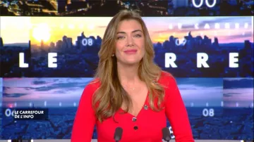 Le pull manches longues boutons maille fine rouge de Florence O'Kelly dans Le carrefour de l'Info de CNews du 29.07.2020