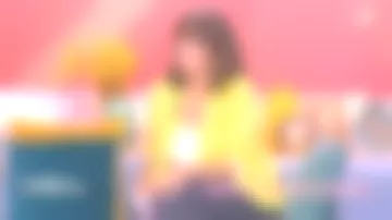 The yellow jacket with flowers of Faustine Bollaert in It starts today