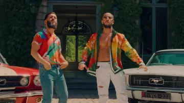La camisa estampada de Lacrim en el loco clip de TiiwTiiw de él 