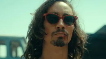 The glasses cat eyes red worn by Klaus Hargreeves (Robert Sheehan) in the series Umbrella Academy