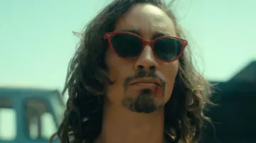 Les lunettes cat eyes rouges  portées par Klaus Hargreeves (Robert Sheehan) dans la série Umbrella Academy 