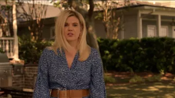 Vestido azul manchado usado por Rose (Caroline Arapoglou) en Outer Banks (S01E02)