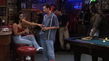 Déchiré Boyfriend Jeans porté par Monica Geller (Courteney Cox) dans les Amis (Saison 3 Épisode 6)