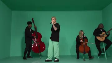 Le pantalon vert oversize porté par Justin Bieber dans la vidéo Yummy (Live) - SNL