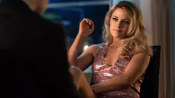 Robe courte à paillettes rose portée par Sabina Wilson (Kristen Stewart) dans Charlie&#39;s Angels