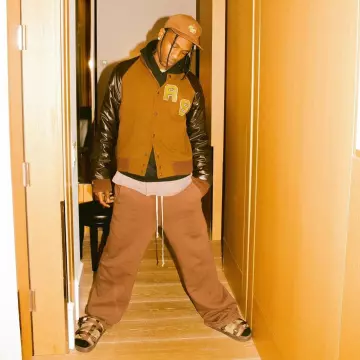 La gorra Nike Air X Travis Scott usada por Travis Scott en su cuenta de Instagram @travisscott 