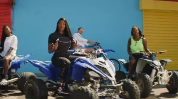 The black t-shirt with a pattern worn by Aya Nakamura in her video clip Jolie Nana