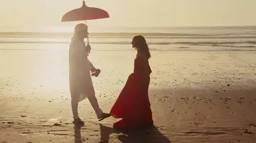 La robe orange plissée portée à la plage par Carrie Bradshow plage (Sarah Jessica Parker) dans le film Sex and the City 2