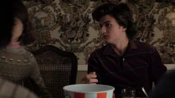 Camiseta polo usada por Steve Harrington (Joe Keery) en Stranger Things (S02E01)
