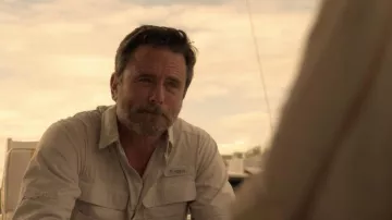 Camisa blanca de Columbia usada por Ward Cameron (Charles Esten) en Outer Banks (S01E02)