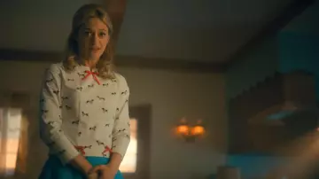 La blouse imprimé chiens de Sissy (Marin Ireland) dans Umbrella Academy (S02E01)