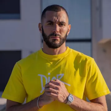 La camiseta amarilla de Dior que lució Karim Benzema en su cuenta de Instagram @karimbenzema 