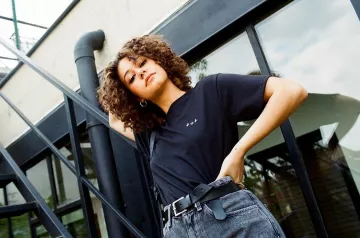 Le t-shirt toujours plus logo +=+ porté par Léna situations sur le compte Instagram de @jennyfer