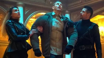 La chaqueta de cuero Alexander McQueen usada por Allison Hargreeves (Emmy Raver-Lampman) en Umbrella Academy (S02E01)