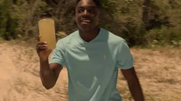 Blue V neck t-shirt worn by Kelce (Deion Smith) in Outer Banks (S01E03)